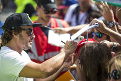 Fernando Alonso, McLaren signs autographs for the fans