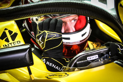 Kevin Magnussen, Renault Sport F1 Team RS16 with the Halo cockpit cover
