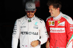Polesitter Lewis Hamilton, Mercedes AMG F1 met Sebastian Vettel, Ferrari in parc ferme