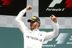 Podium: winnaar Lewis Hamilton, Mercedes AMG F1