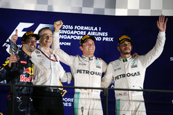 Il podio (da sx a dx): Daniel Ricciardo, Red Bull Racing, secondo; Nico Rosberg, Mercedes AMG F1, vi