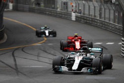 Lewis Hamilton, Mercedes AMG F1 W09, precede Kimi Raikkonen, Ferrari SF71H, e Valtteri Bottas, Mercedes AMG F1 W09