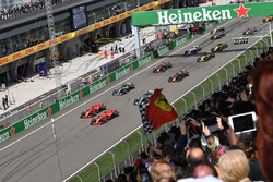 Себастьян Феттель, Кімі Райкконен, Ferrari SF71H at the start of the race