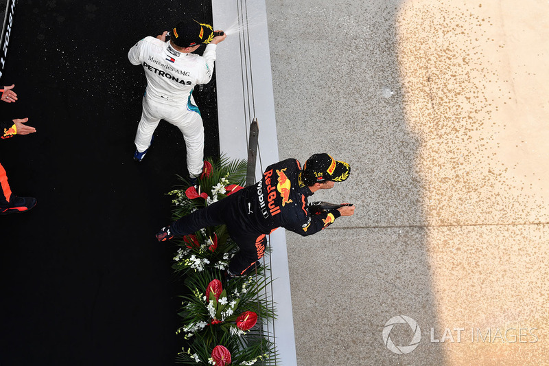 Yarış galibi Daniel Ricciardo, Red Bull Racing ve Valtteri Bottas, Mercedes-AMG F1