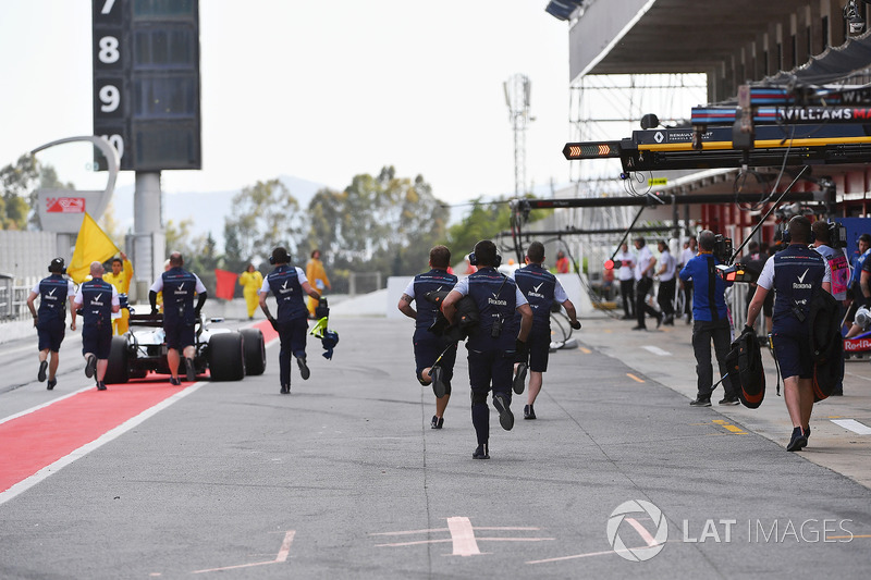 Oliver Rowland, Williams FW41 stops in pit lane