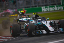 Valtteri Bottas, Mercedes AMG F1 W09, ve Max Verstappen, Red Bull Racing RB14