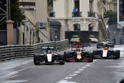 Lewis Hamilton, Mercedes AMG F1 W07 Hybrid, und Daniel Ricciardo, Red Bull Racing RB12