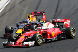 Duel tussen Kimi Raikkonen, Ferrari SF16-H en Max Verstappen, Red Bull Racing RB12