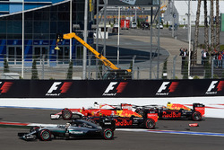 Start crash with Sebastian Vettel, Ferrari SF16-H, Daniil Kvyat, Red Bull Racing RB12, Daniel Riccia