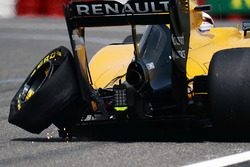 Kevin Magnussen, Renault Sport F1 Team RS16 con la goma Pirelli rota