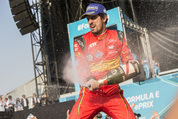 Podium: winnaar Lucas di Grassi, ABT Schaeffler Audi Sport, viert feest met champagne