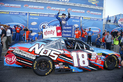 Race winner Kyle Busch, Joe Gibbs Racing Toyota