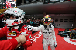 Ganador Lewis Hamilton, Mercedes AMG, felicita a Sebastian Vettel, Ferrari, en parc ferme