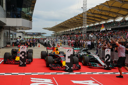 Yarış galibi Max Verstappen, Red Bull Racing, Mark Webber, 2. Lewis Hamilton, Mercedes AMG F1 ve 3.