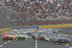 Start: Denny Hamlin, Joe Gibbs Racing Toyota, Matt Kenseth, Joe Gibbs Racing Toyota
