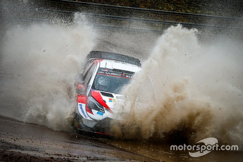 Elfyn Evans dan navigator Scott Martin dari Toyota Gazoo Racing WRT melibas water splash dengan Toyota Yaris WRC pada hari keempat Reli Swedia 2020.