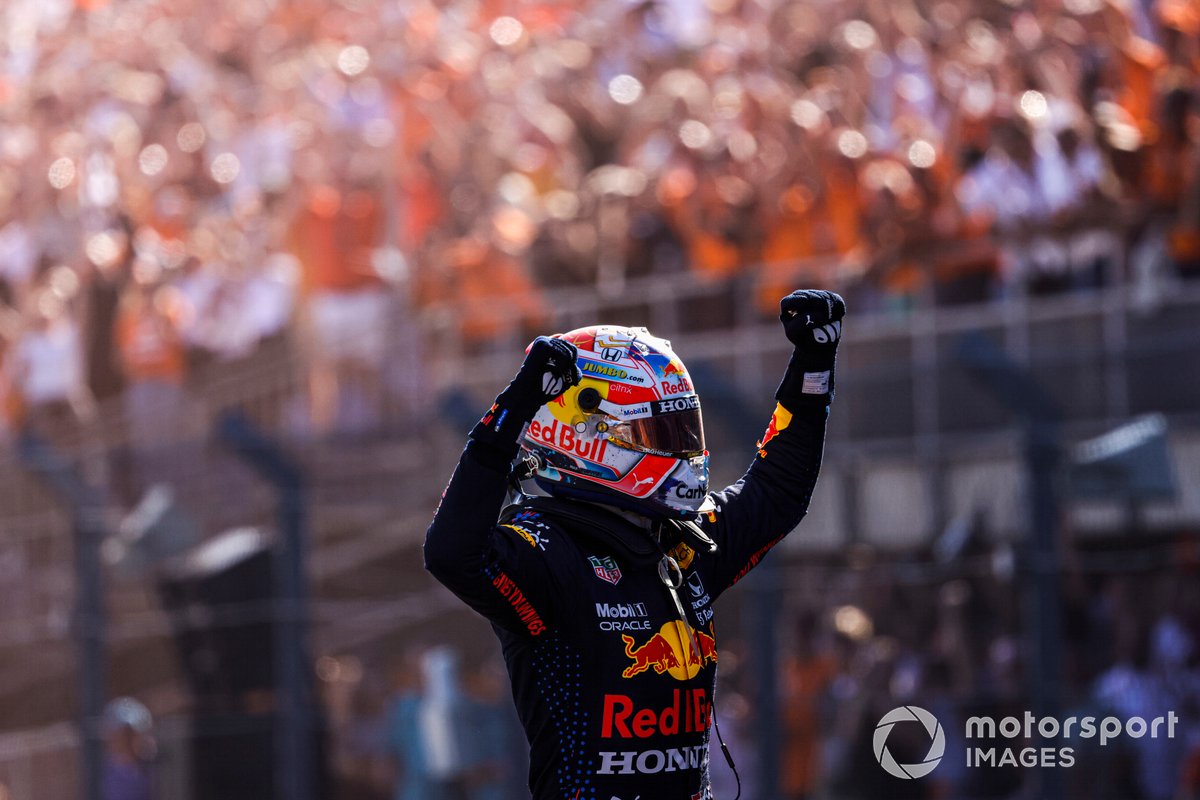 Race Winner Max Verstappen, Red Bull Racing, celebra en el parque cerrado.