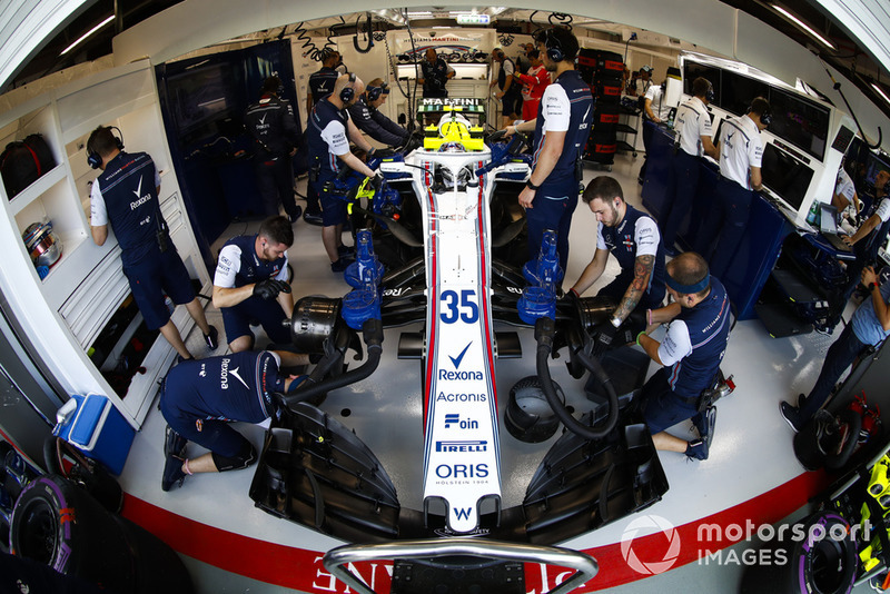 Инженеры Williams работают над автомобилем FW41 Сергея Сироткина