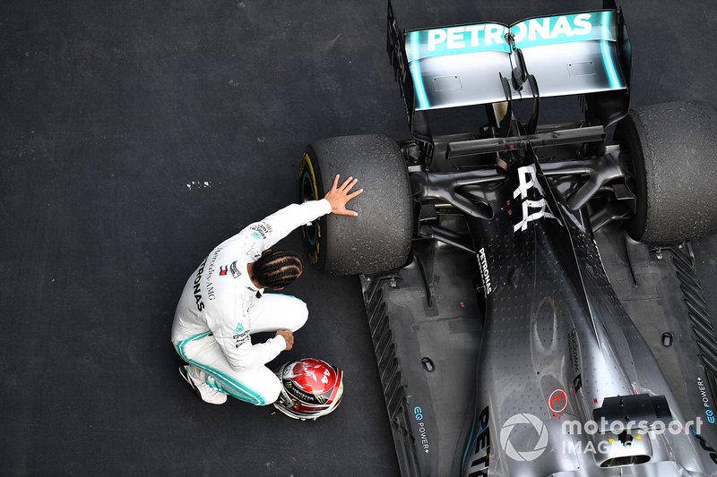 Переможець Льюіс Хемілтон, Mercedes AMG F1, перевіряє машину після гонки
