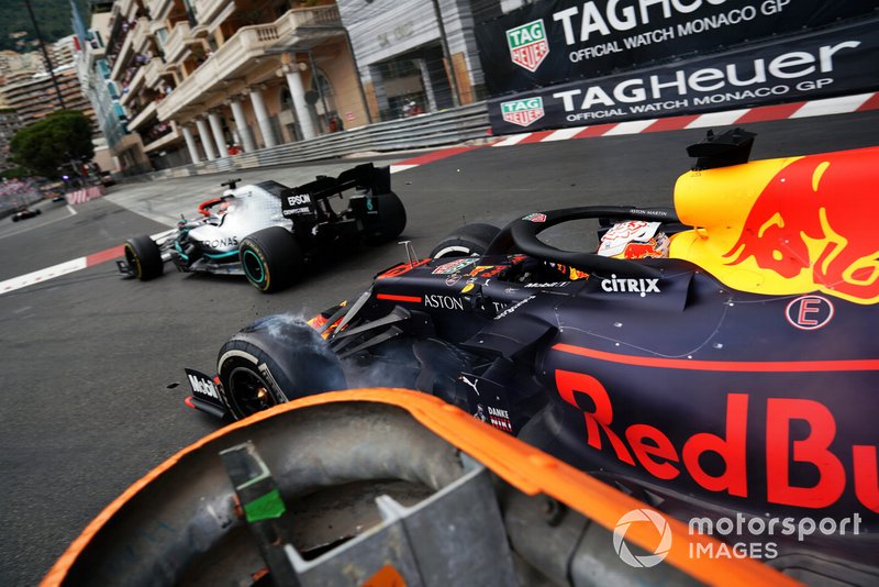 Max Verstappen, Red Bull Racing RB15, au contact du leader Lewis Hamilton, Mercedes AMG F1 W10, en fin de course