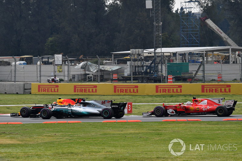 Max Verstappen, Red Bull Racing RB13, Lewis Hamilton, Mercedes-Benz F1 W08 and Sebastian Vettel, Ferrari SF70H battle at the start of the race