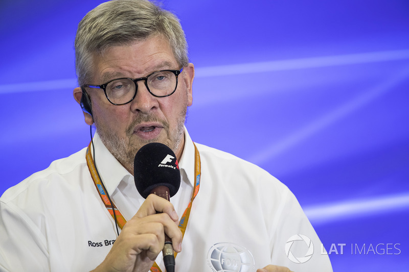 Ross Brawn, Managing Director de Motorsports, FOM, con representantes de DHL en la conferencia de pr