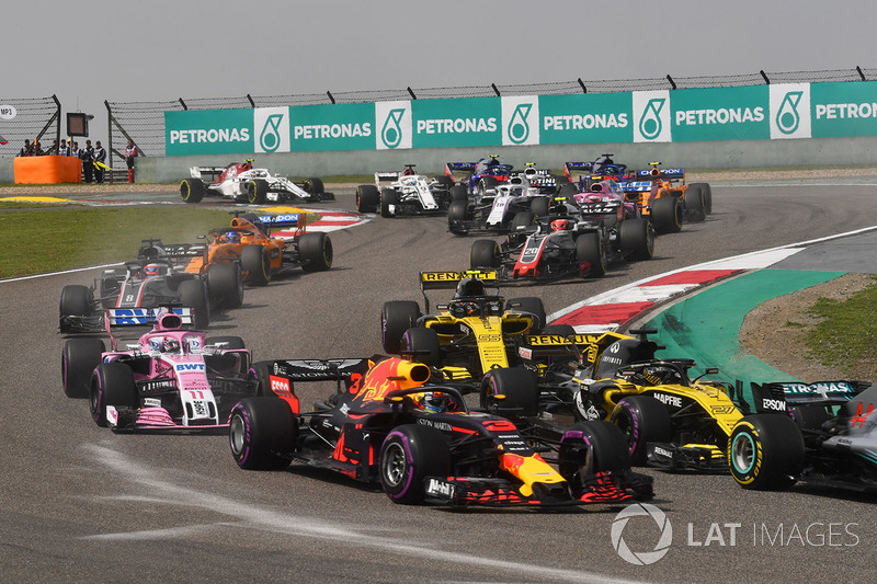 Daniel Ricciardo, Red Bull Racing RB14 al inicio de la carrera