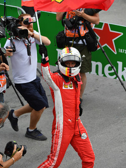El ganador de la carrera, Sebastian Vettel, Ferrari celebra en el parque cerrado