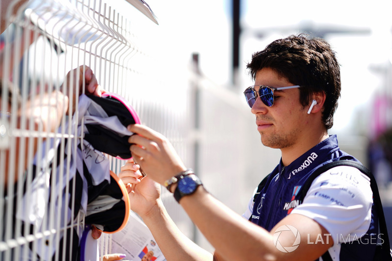 Lance Stroll, Williams Racing, firma autografi ai tifosi