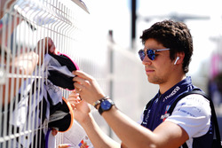 Lance Stroll, Williams Racing, taraftarlara imza dağıtıyor