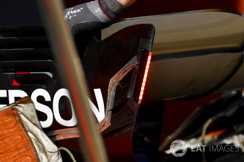 Mercedes-AMG F1 W09 ve arka kanattaki led ışık