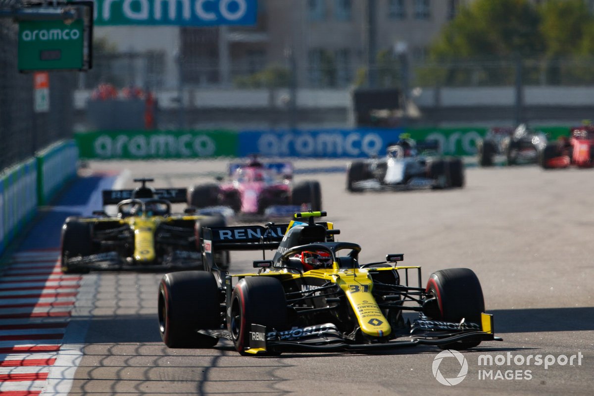 Esteban Ocon, Renault F1 Team R.S.20, Daniel Ricciardo, Renault F1 Team R.S.20, e Sergio Perez, Racing Point RP20