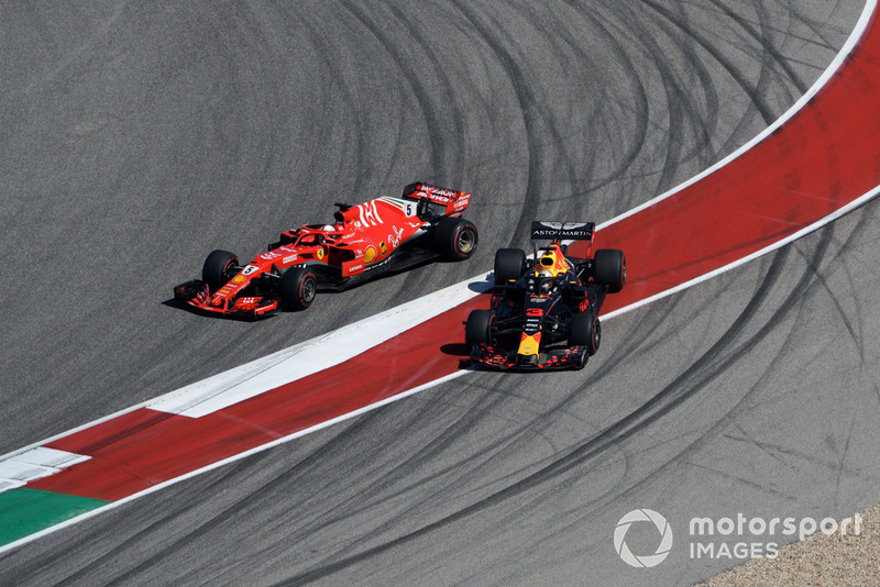 Sebastian Vettel, Ferrari SF71H et Daniel Ricciardo, Red Bull Racing RB14 s'accrochent au premier tour