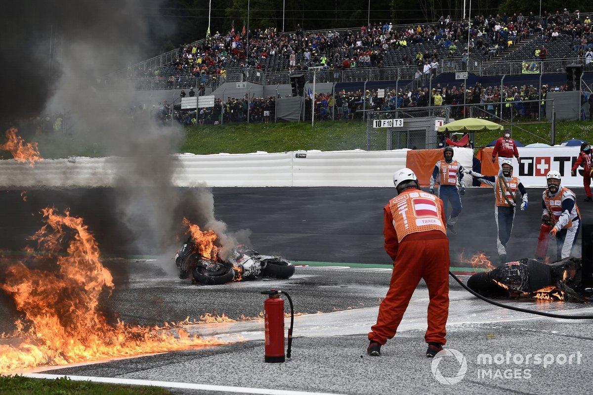 Insiden kecelakaan Dani Pedrosa, KTM Factory Racing, dan Lorenzo Savadori, Aprilia Racing Team Gresini di Tikungan 3 Red Bull Ring pada MotoGP Styria 2021