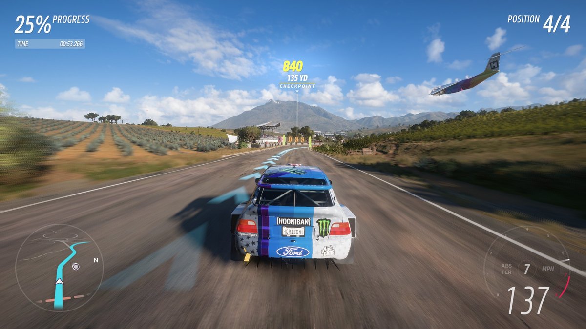Salah satu aktivitas di dalam gim Forza Horizon 5, Showcase, di mana para pemain akan balapan menghadapi transportasi lain, seperti pesawat terbang, jet, dan lainnya