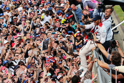 Winnaar Lewis Hamilton, Mercedes AMG F1 met de fans