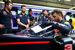 Daniel Ricciardo, Red Bull Racing RB12 met het aeroscreen