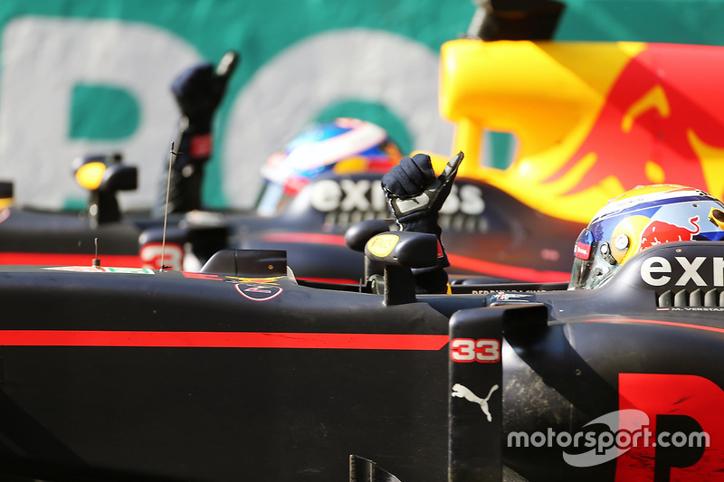 Max Verstappen, Red Bull Racing RB12 festeggia con il compagno di squadra e vincitore Daniel Ricciardo, Red Bull Racing RB12 alla fine della gara