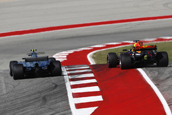 Valtteri Bottas, Mercedes AMG F1 W08, in gevecht met Max Verstappen, Red Bull Racing RB13
