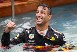 Daniel Ricciardo, Red Bull Racing, festeggia la vittoria nella piscina della Red Bull Energy Station