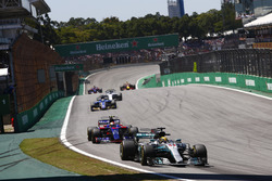 Lewis Hamilton, Mercedes AMG F1 W08, Pierre Gasly, Scuderia Toro Rosso STR12, Marcus Ericsson, Sauber C36