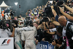Переможець гонки Льюїс Хемілтон, Mercedes AMG F1 святкує із другим місцем та новим Чемпіоном світу Н