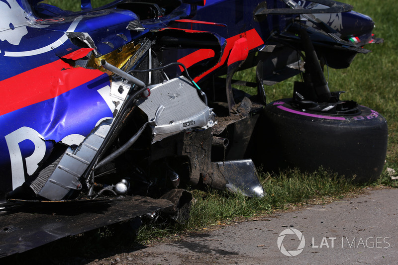 İlk turdaki kaza sonrası, Carlos Sainz Jr., Scuderia Toro Rosso STR12 ve Felipe Massa, Williams FW40