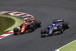 Fernando Alonso, McLaren MCL32; Marcus Ericsson, Sauber C36