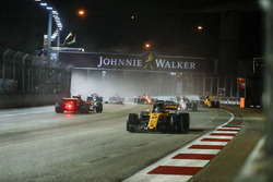 Nico Hulkenberg, Renault Sport F1 Team RS17, Sebastian Vettel, Ferrari SF70H, nach Crash