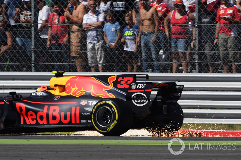 Max Verstappen, Red Bull Racing RB13, front puncture