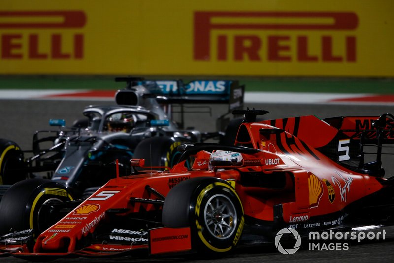 Sebastian Vettel, Ferrari SF90, à la lutte avec Lewis Hamilton, Mercedes AMG F1 W10