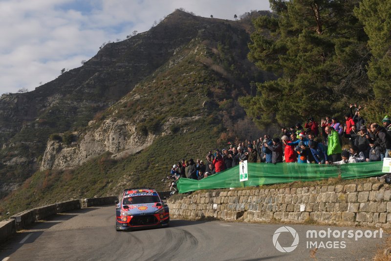 Pereli Hyundai Motorsport, Thierry Neuville, dan navigatornya, Nicolas Gilsoul, saat melintasi etape yang dipadati penonton pada Reli Monte Carlo 2020.