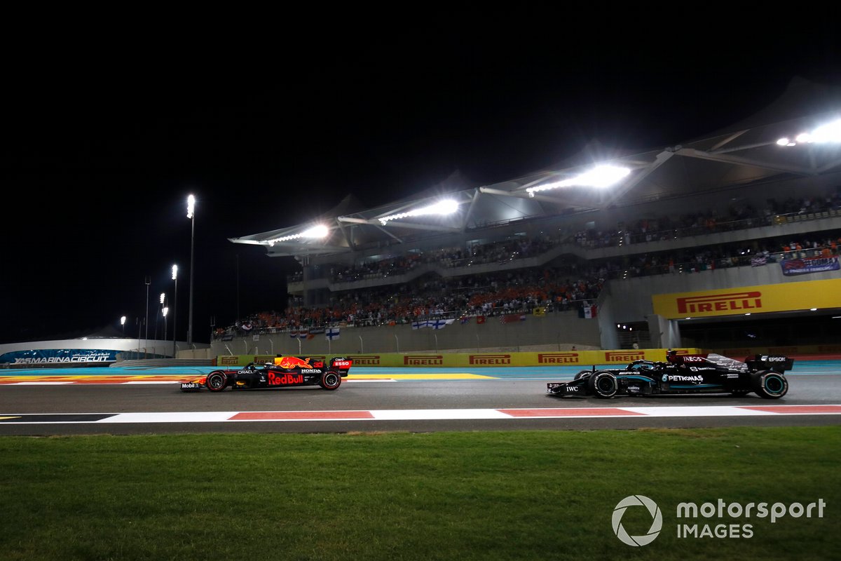 Max Verstappen, Red Bull Racing RB16B, Lewis Hamilton, Mercedes W12, di lap terakhir