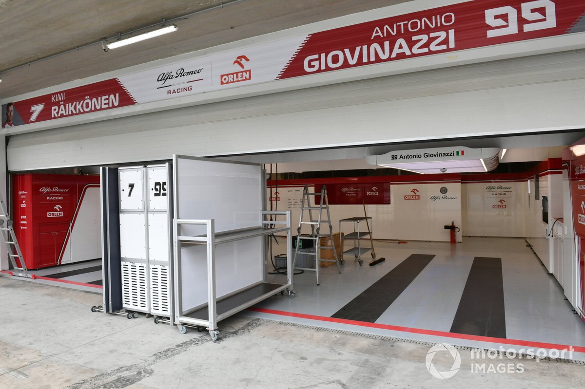 Ecco il box dell'Alfa Romeo vuoto prima dell'arrivo del materiale in ritardo dal Messico